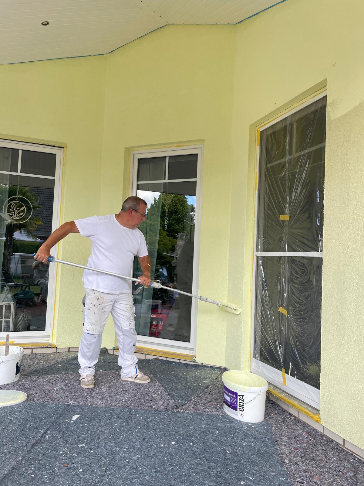 Präzise Detailarbeit bei einem Malerprojekt