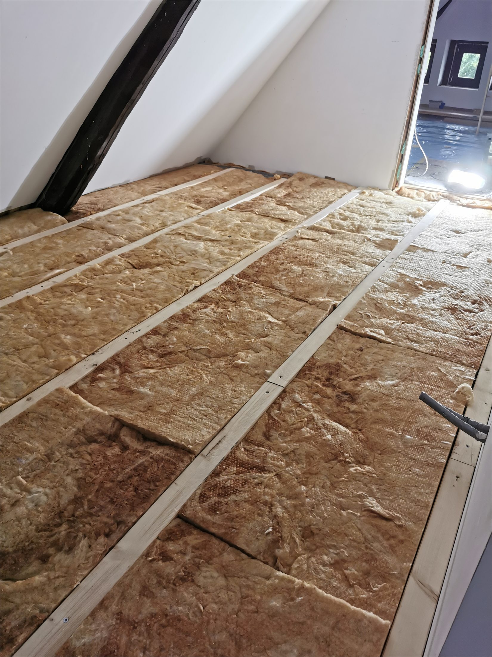 Vorbereiteter Bodenaufbau mit Dämmung und Unterkonstruktion