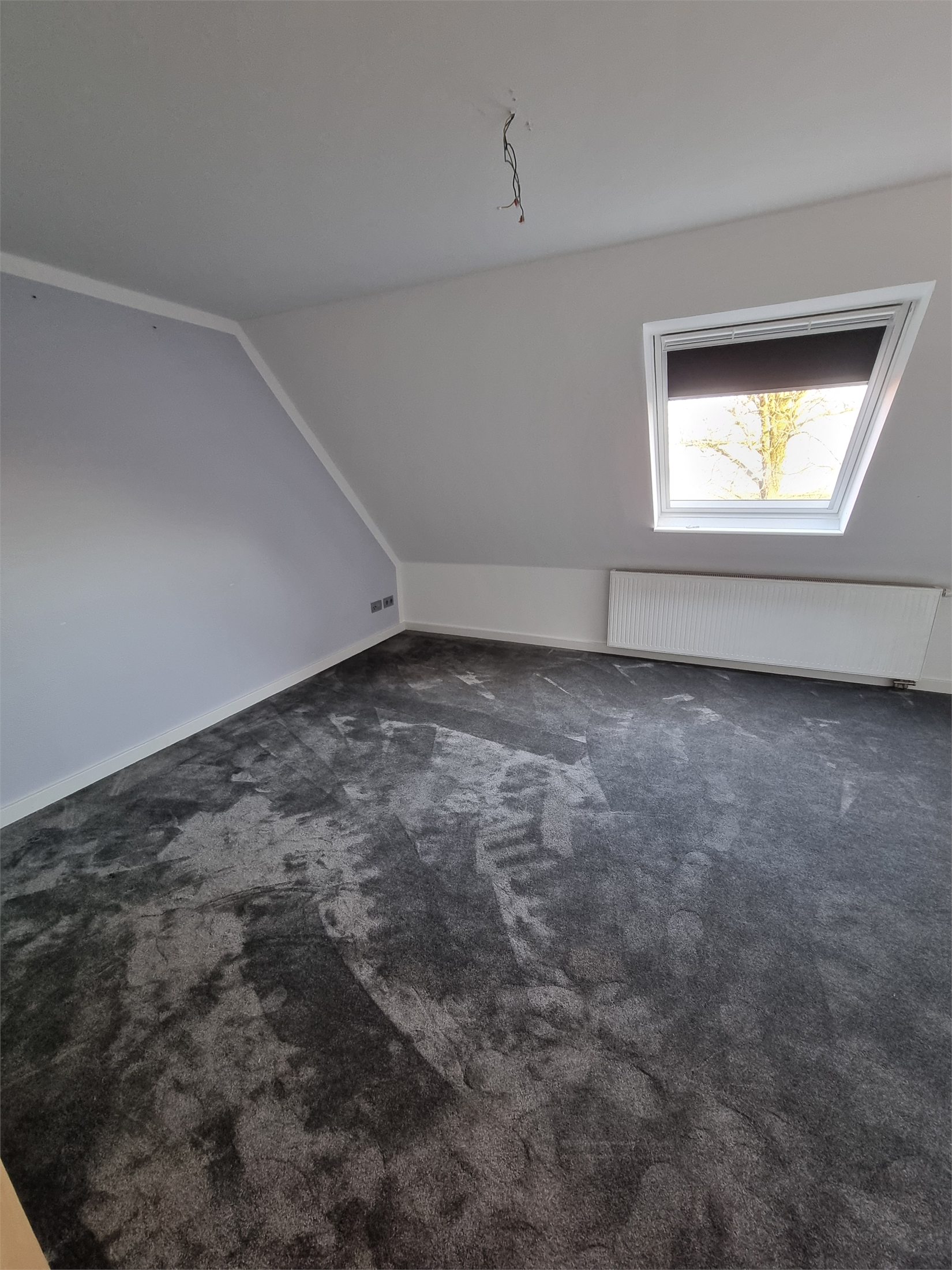 Renoviertes Dachzimmer mit neuem Teppichboden
