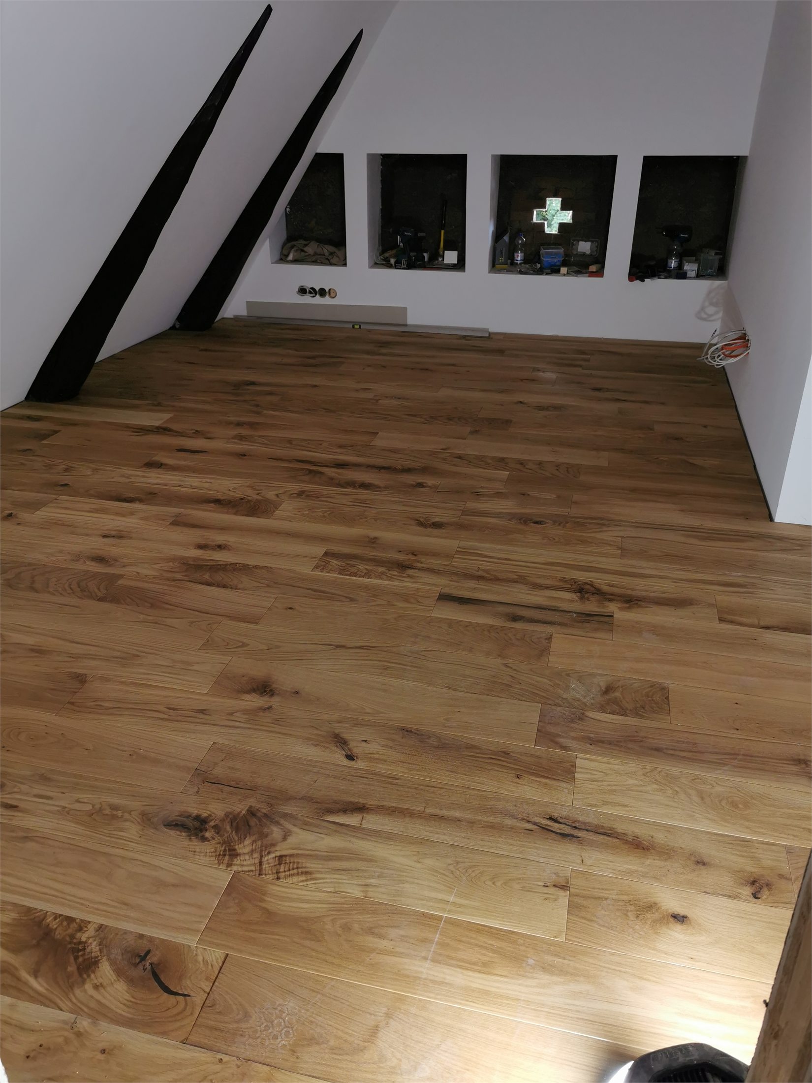 Fertig verlegter Eichenboden in einem Dachgeschoss