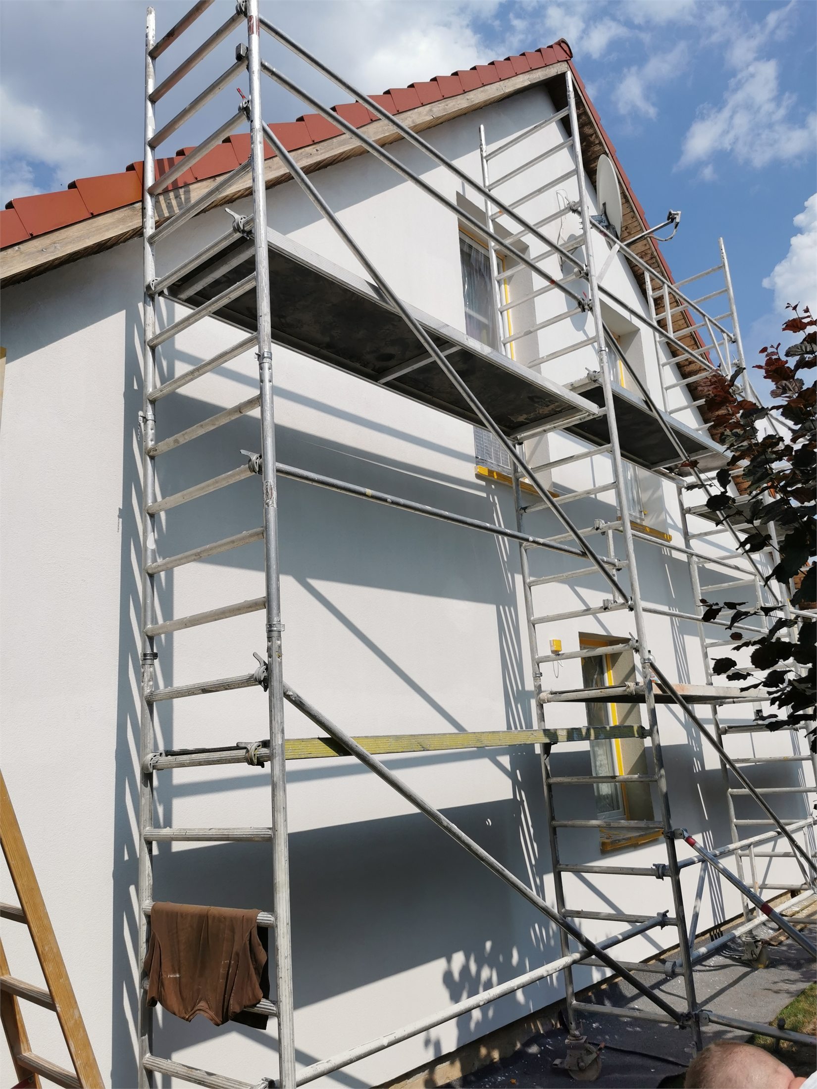 Neu gestaltete helle Fassade während der Ausführung