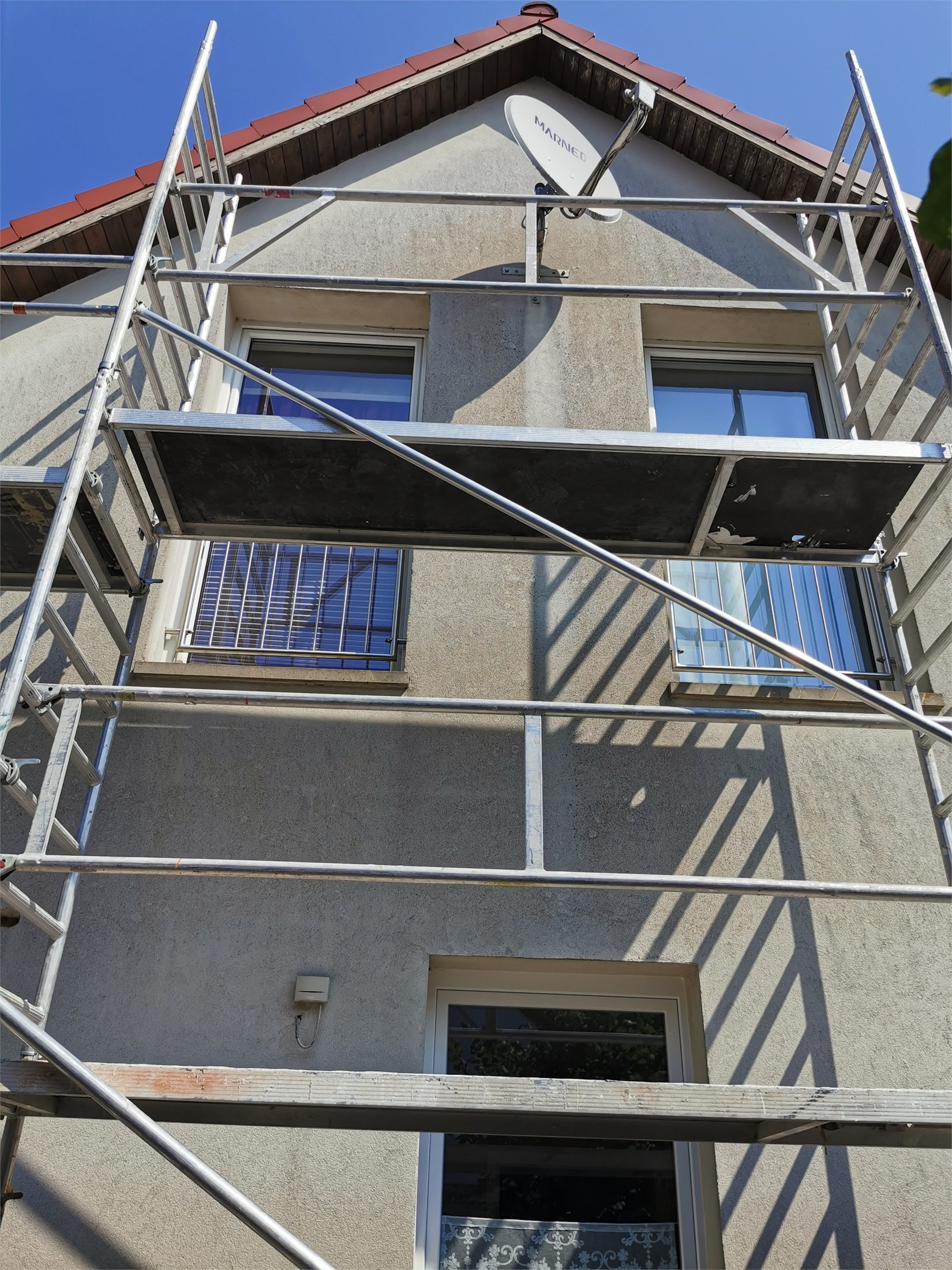 Fassade mit Gerüst vor der neuen Beschichtung