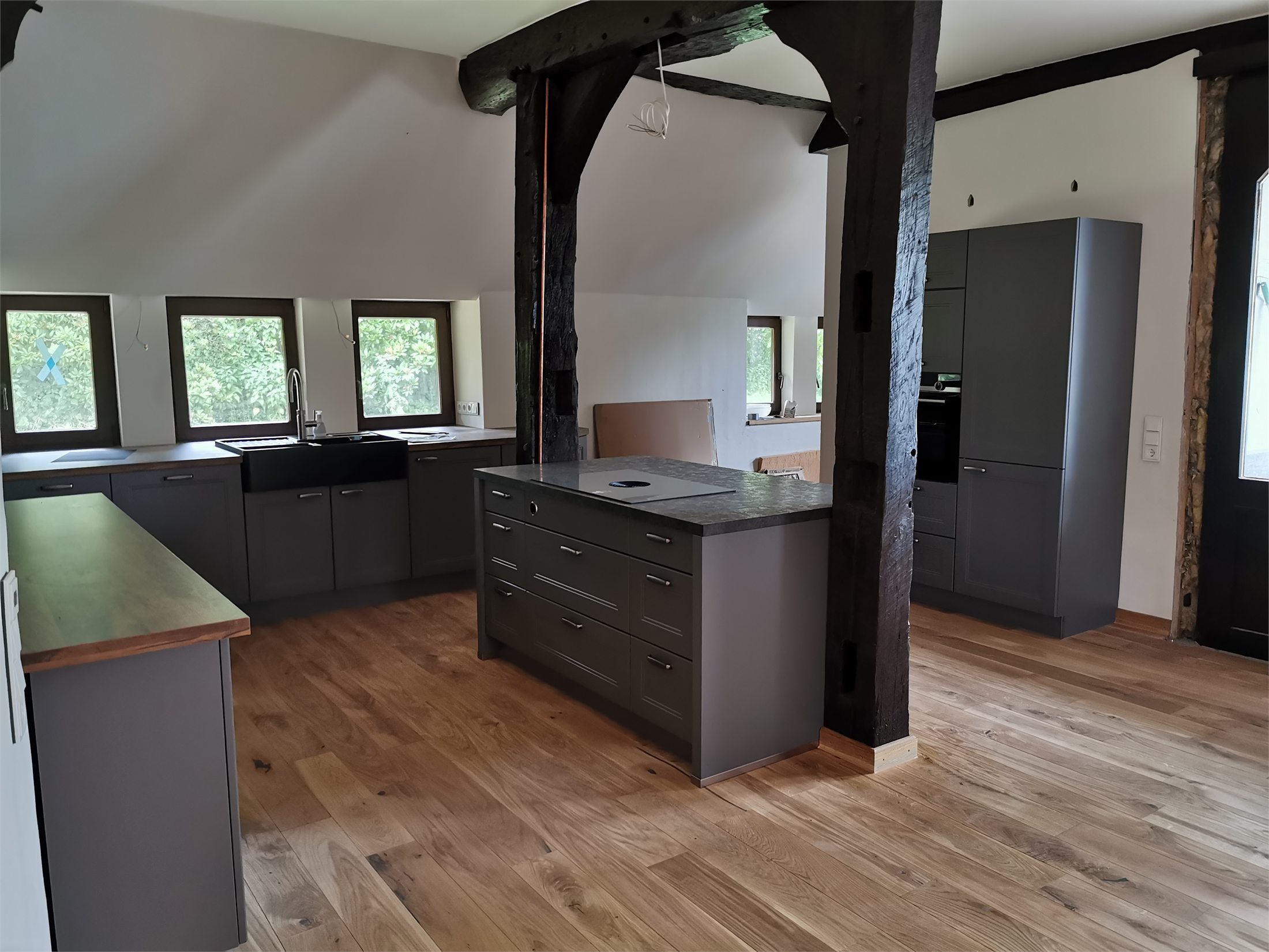 Modernisierte Wohnküche mit hellen Wänden, Eichenboden und Fachwerk