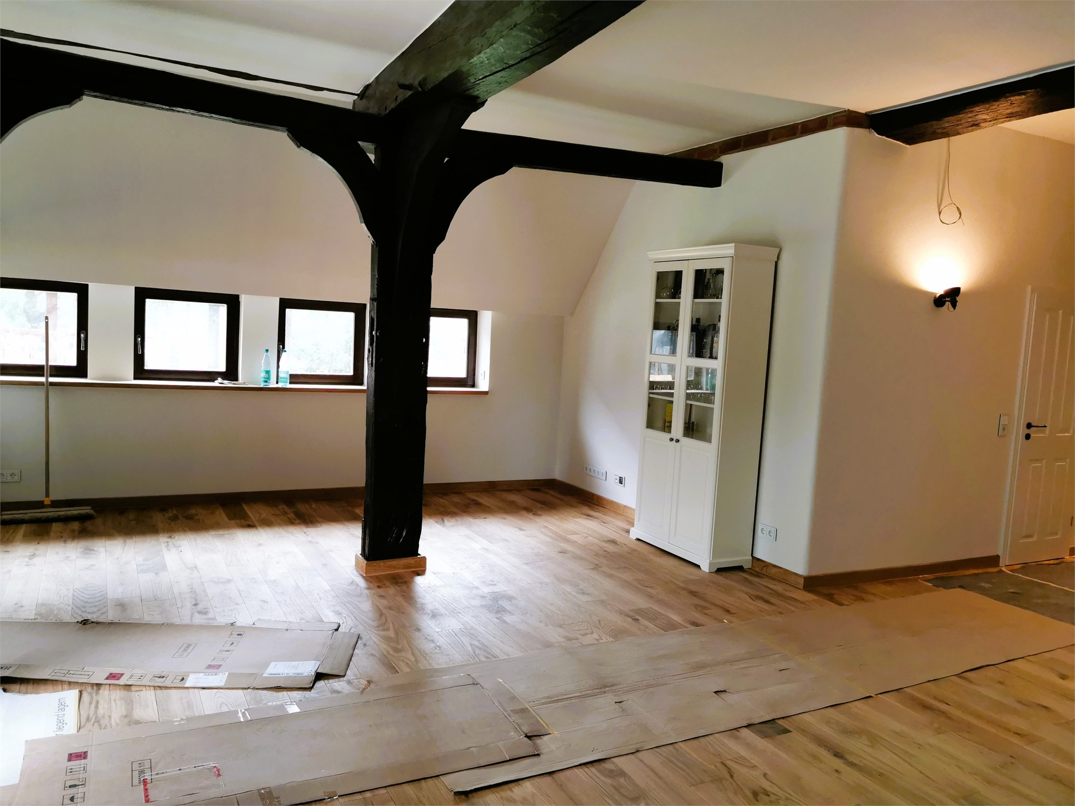 Fertig renovierter Wohnraum mit sichtbarem Fachwerk und Eichenboden