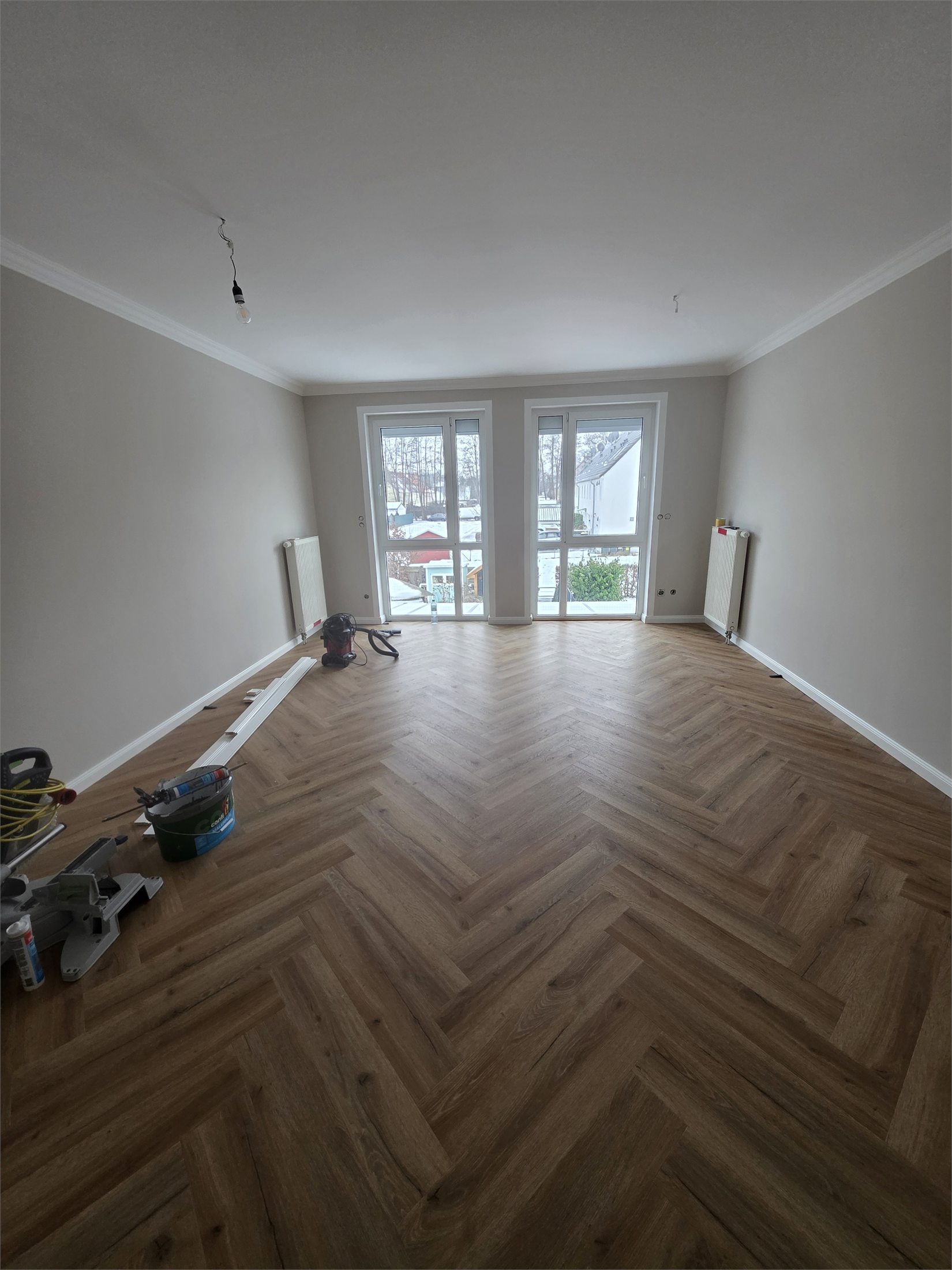 Fertig modernisierter Wohnraum mit Fischgrätboden