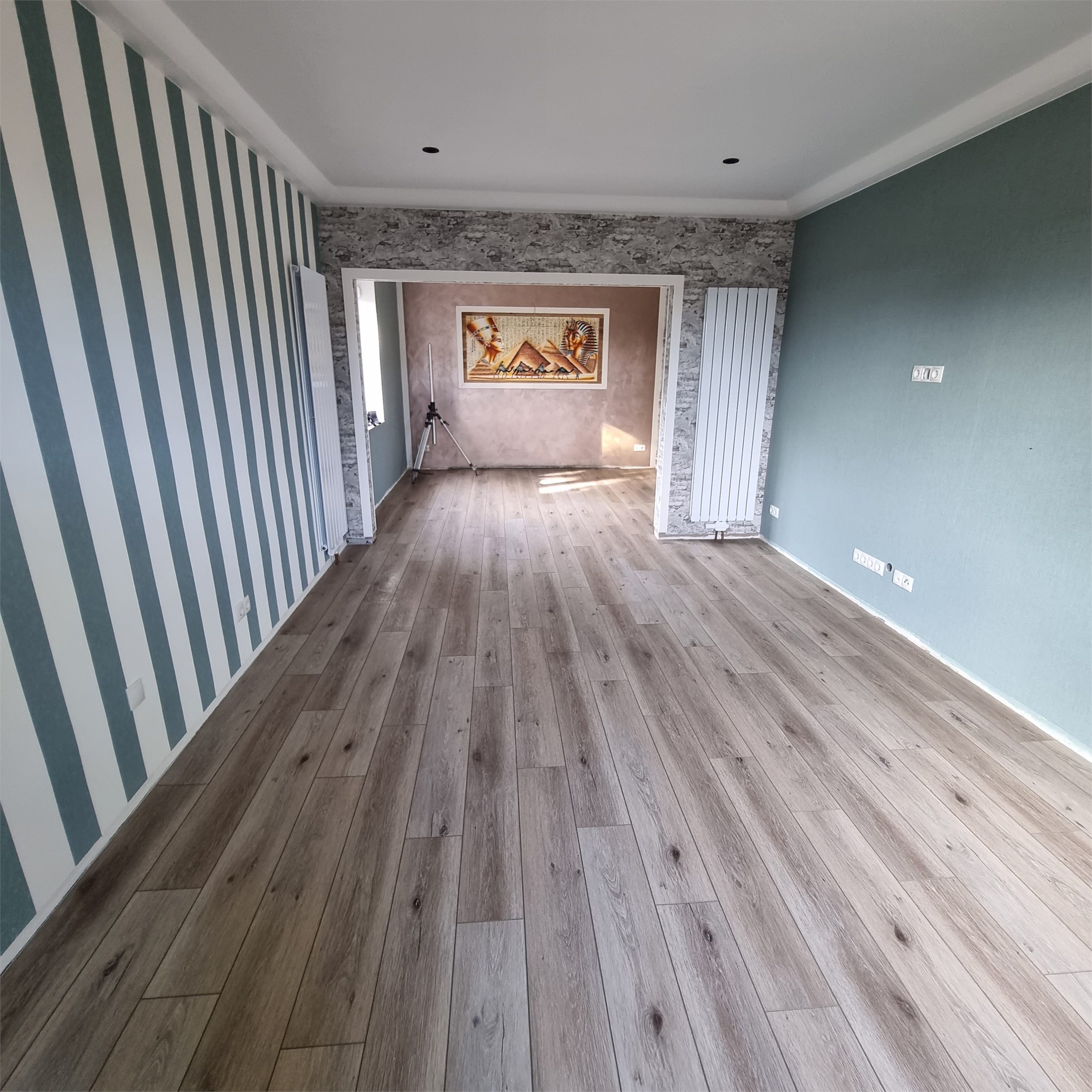 Fertig gestalteter Wohnraum mit präzisem Streifendesign